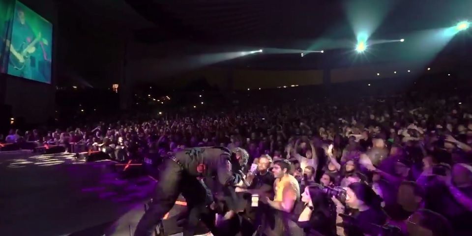 Video: vocalista de Slipknot tira teléfono a un fan