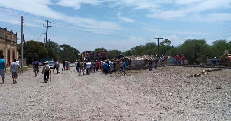Tren impacta a autobús en Tamaulipas