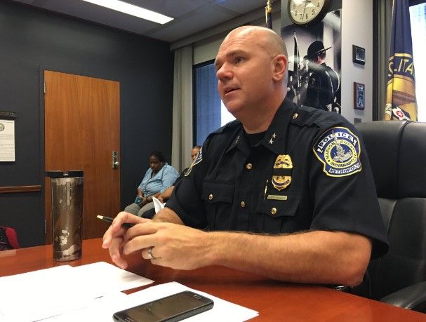 Detienen a hombre tras disparar contra vivienda y auto de jefe policial - Troy-Riggs-Indianapolis