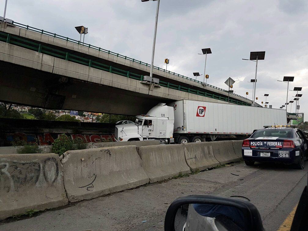 Tráiler atorado bloquea carriles centrales de la México-Querétaro