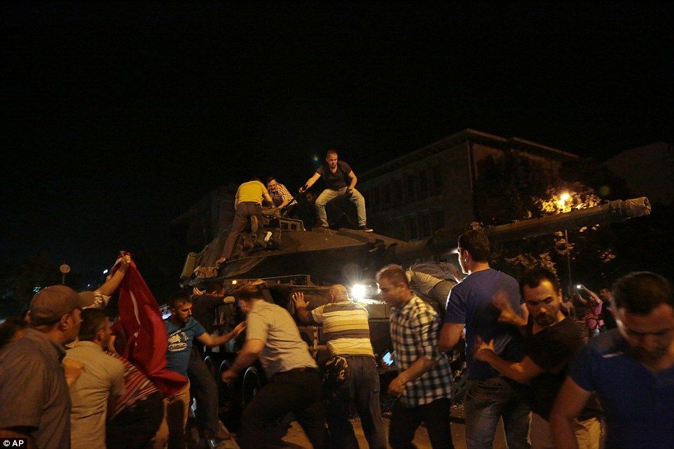 Al menos 60 muertos y 130 detenidos por intento de golpe de estado en Turquía