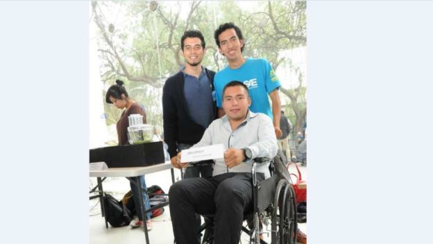 Desarrollan en la UNAM silla de ruedas que detecta obstáculos