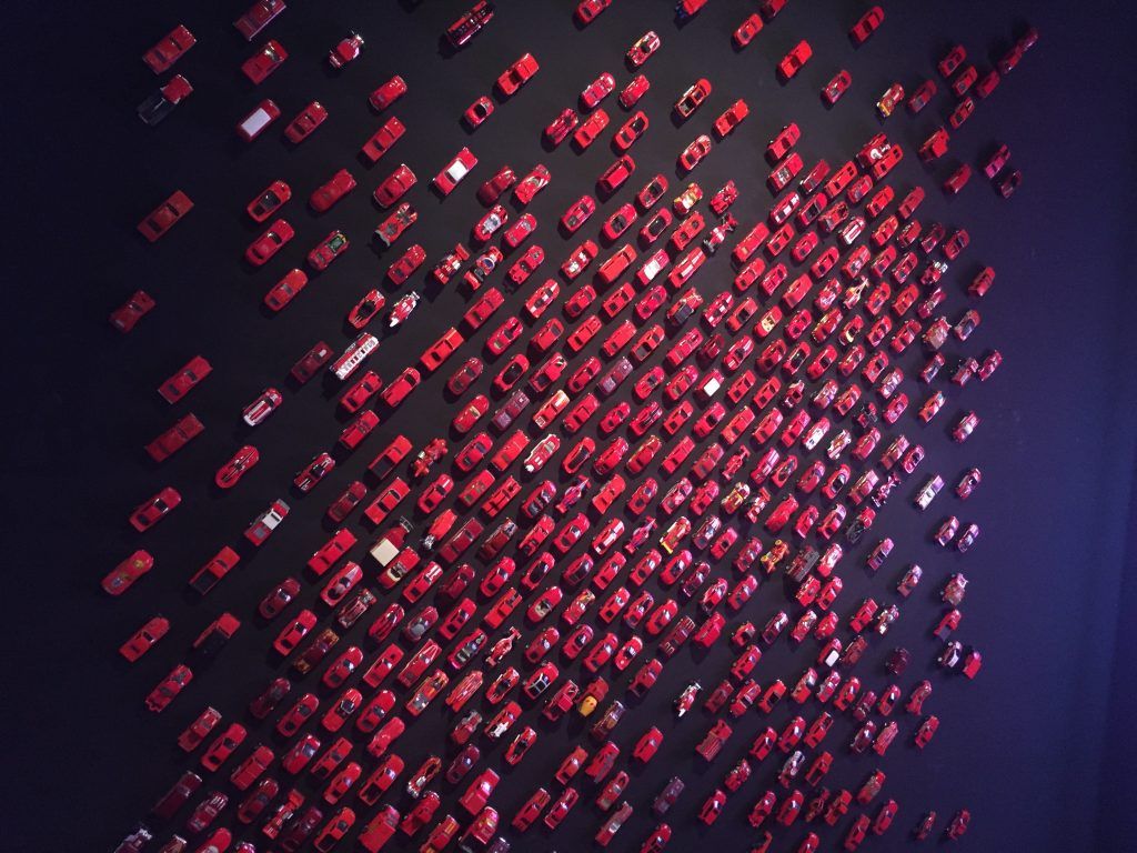 Una exposición de cochecitos para las vacaciones - Una-pared-de-coches-recibe-a-los-visitantes-1024x768