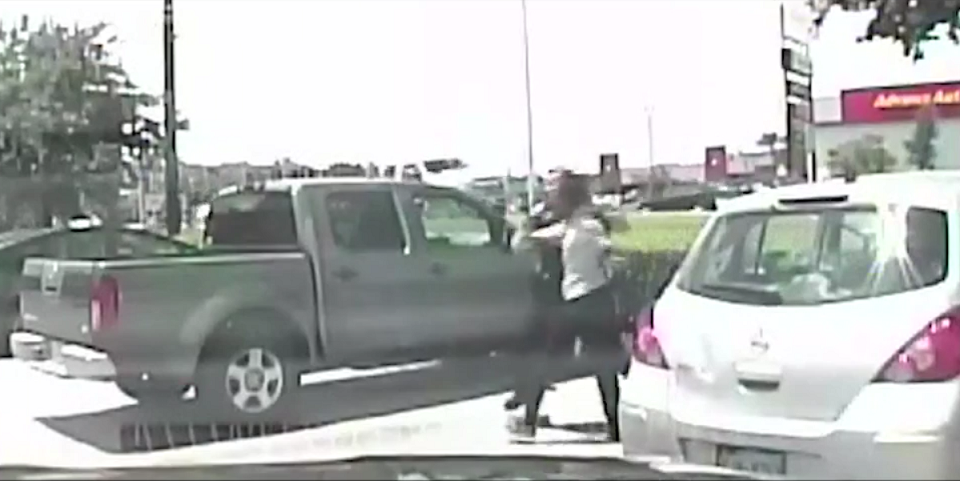 Video: Policías de Texas someten brutalmente a profesora negra