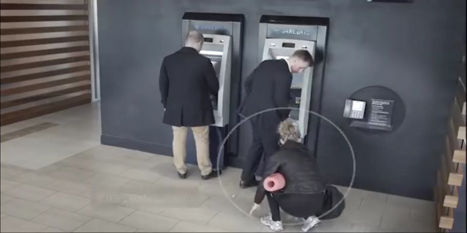 Video: por qué no se debe distraer en los cajeros Video: por qué no se debe distraer en los cajeros