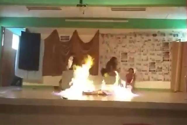Video: estudiantes se queman en obra de teatro Video: estudiantes se queman en obra de teatro