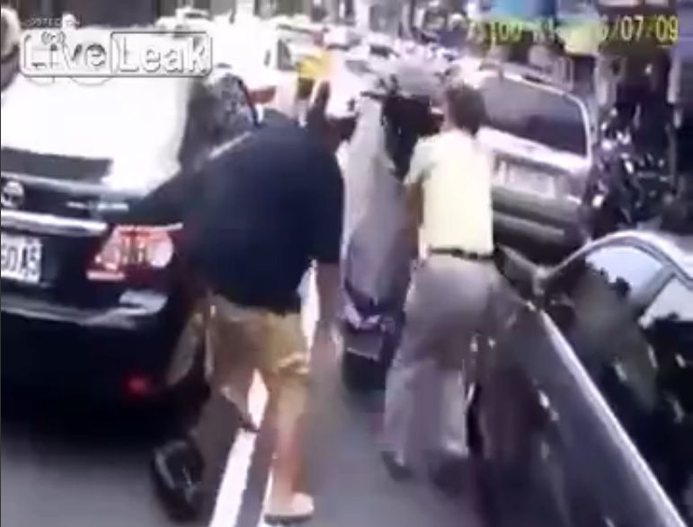 #Viral Por querer ayudar, automovilista empeoró todo