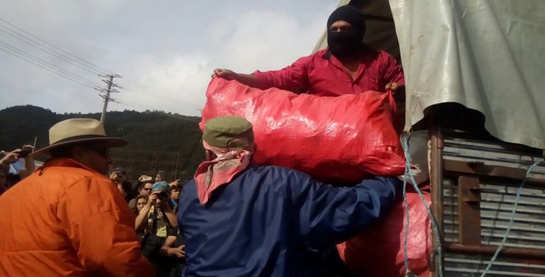 EZLN entrega alimentos a CNTE en Chiapas