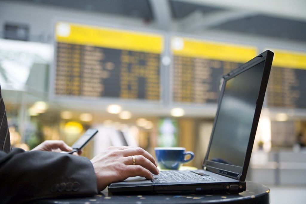 ¿Cómo evitar ser víctima de ciberdelitos en vacaciones? - Wi-Fi-Aeropuertos-1024x682