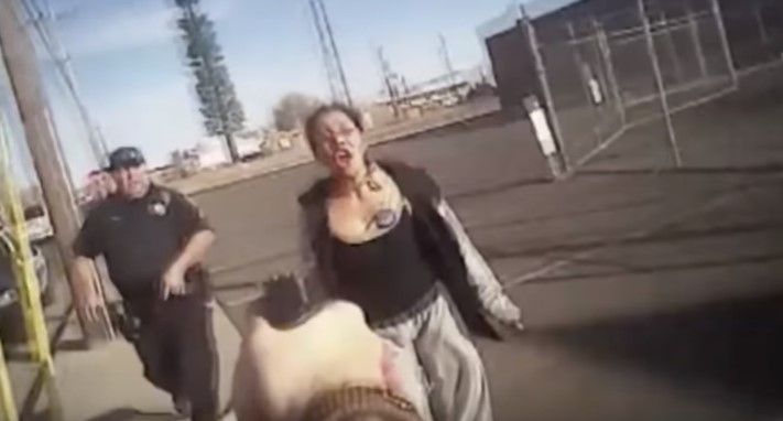 Video: policía asesina a una joven que traía unas tijeras en la mano