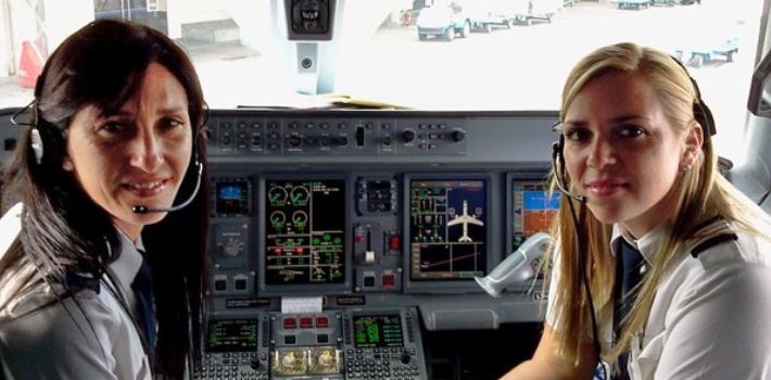 Pasajeros se bajan del avión al enterarse que las pilotos eran mujeres