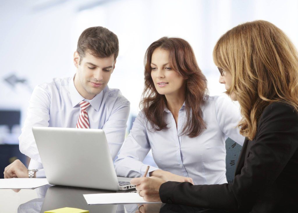 Los emprendedores que buscan abogado por usted - abogadas-1024x733