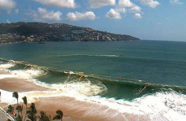 Muere turista arrastrada por el mar en Acapulco