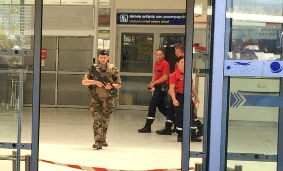 Evacuan aeropuerto de Niza por paquete sospechoso