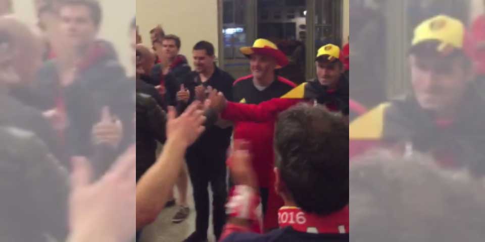 Aficionados belgas aplauden a galeses en Francia