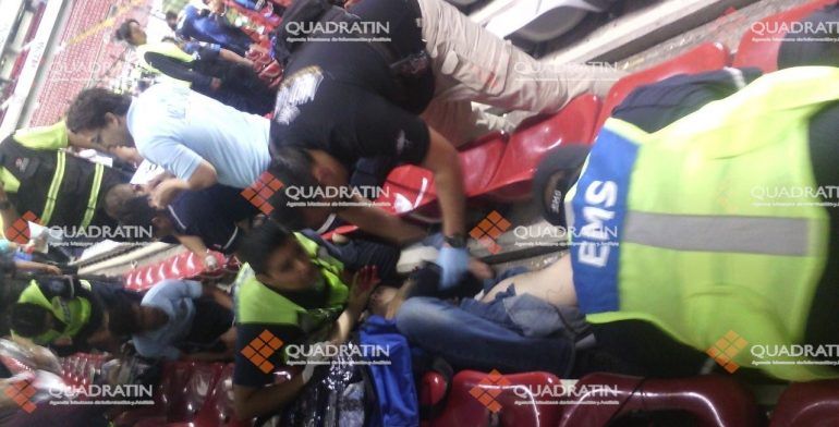 Caen aficionados desde 7 metros de altura en el Estadio Corregidora - aficionados-estadio-corregidora-1