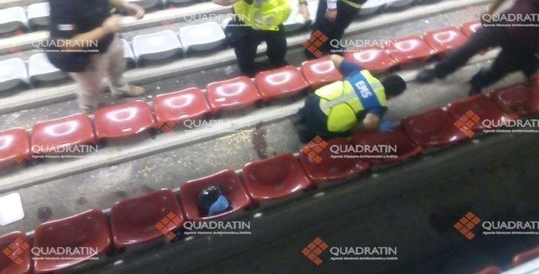 Caen aficionados desde 7 metros de altura en el Estadio Corregidora - aficionados-estadio-corregidora-3