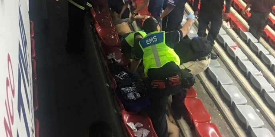 Caen aficionados desde 7 metros de altura en el Estadio Corregidora