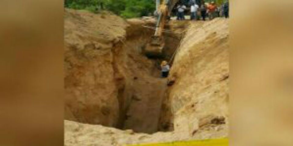 Alud de tierra sepulta a 2 trabajadores de obra en Petatlán