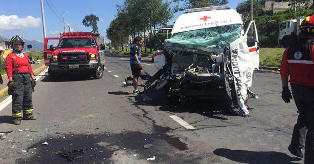 Vuelca ambulancia en Michoacán dejando un muerto - ambulancia-2