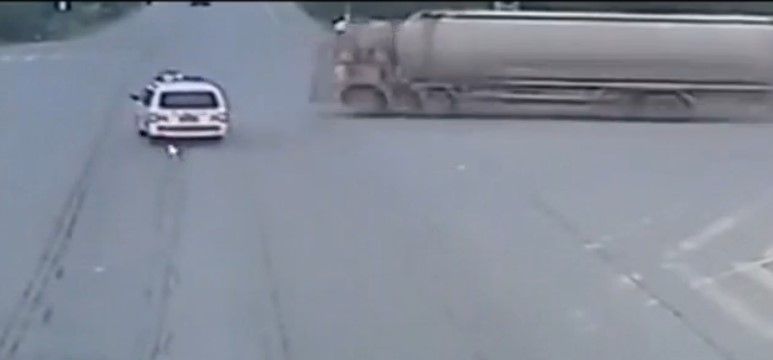 Video: camión con cemento choca contra ambulancia