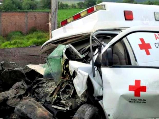 Vuelca ambulancia en Michoacán dejando un muerto