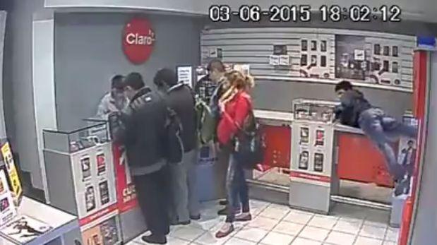 Video: supuestos clientes roban tienda de Claro