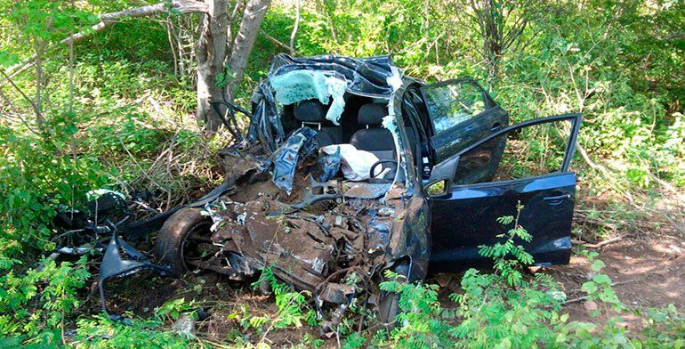 Choque de tráiler y auto deja un muerto - auto1