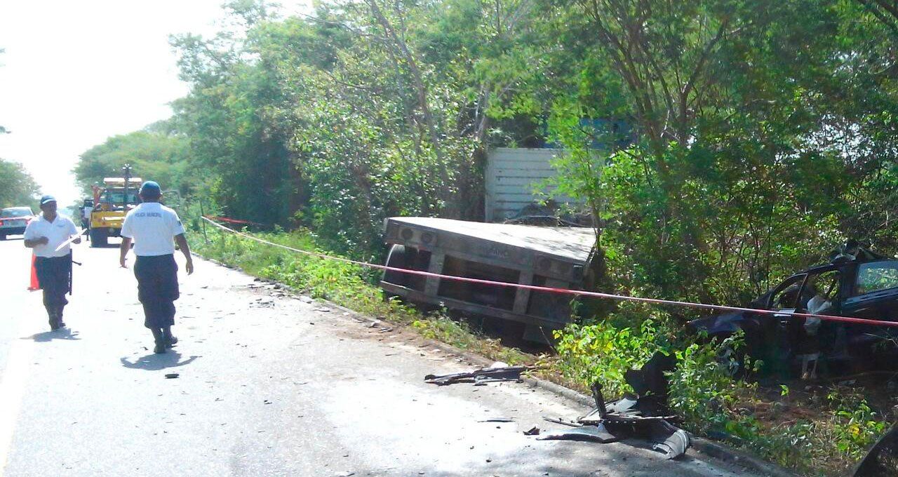 Choque de tráiler y auto deja un muerto