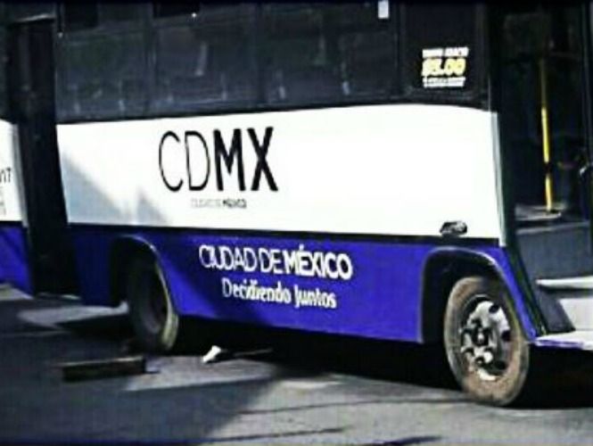 Muere motociclista arrollado por camión