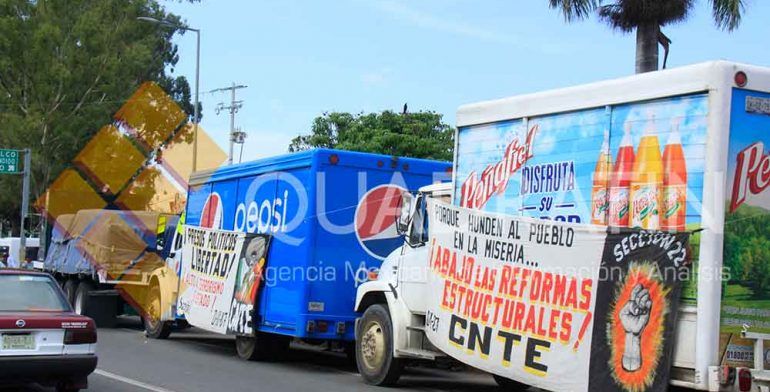 Retienen maestros vehículos en aeropuerto de Oaxaca