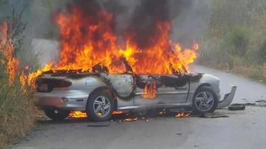 Video: automóvil se incendia y dejó tres heridos en Nuevo León