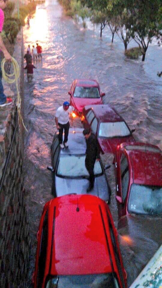 Se inunda León por fuertes lluvias - autos-barados-2