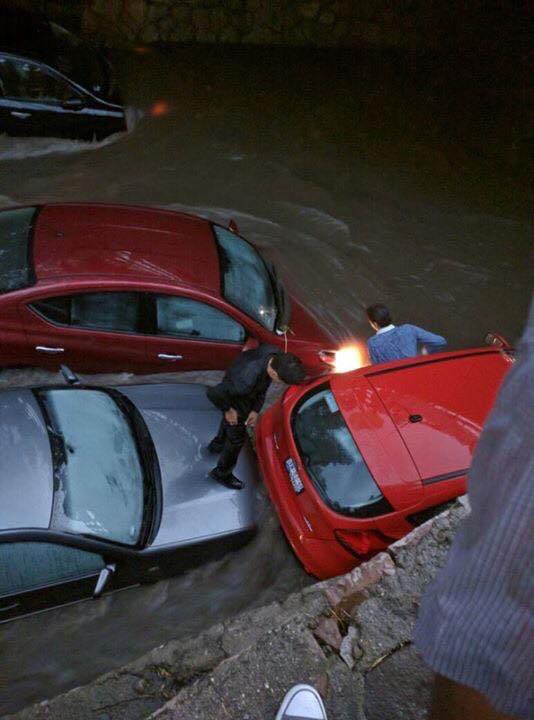 Se inunda León por fuertes lluvias - autos-barados