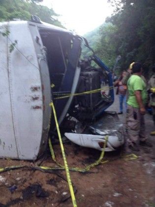 Autobús vuelca en Chiapas y deja casi 60 heridos - b01