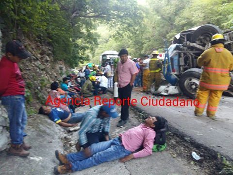 Autobús vuelca en Chiapas y deja casi 60 heridos - b02