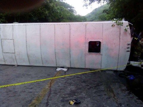 Autobús vuelca en Chiapas y deja casi 60 heridos - b04