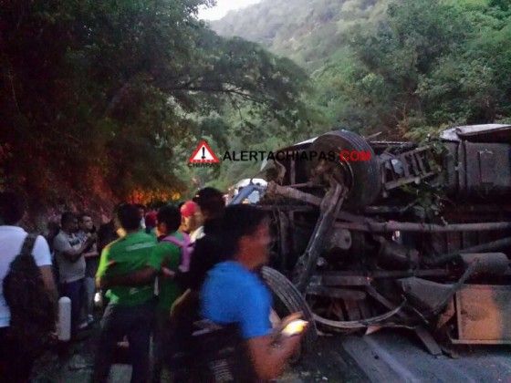 Autobús vuelca en Chiapas y deja casi 60 heridos - b05