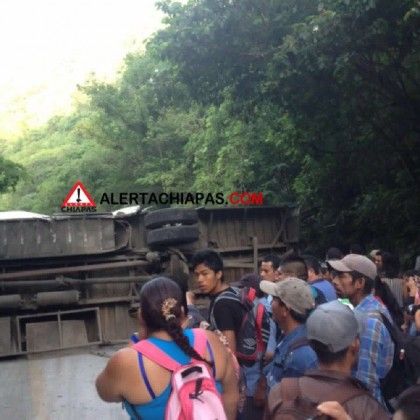 Autobús vuelca en Chiapas y deja casi 60 heridos - b06