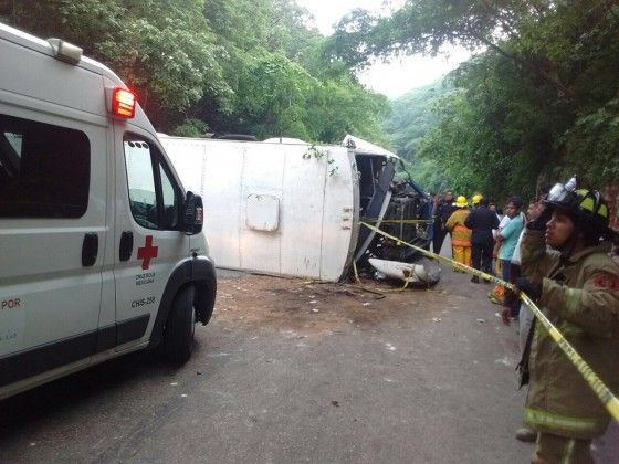 Autobús vuelca en Chiapas y deja casi 60 heridos - b08