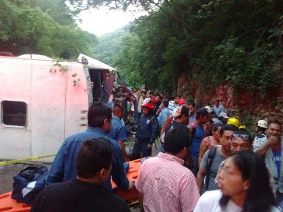 Autobús vuelca en Chiapas y deja casi 60 heridos - b09