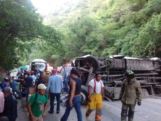 Autobús vuelca en Chiapas y deja casi 60 heridos - b10