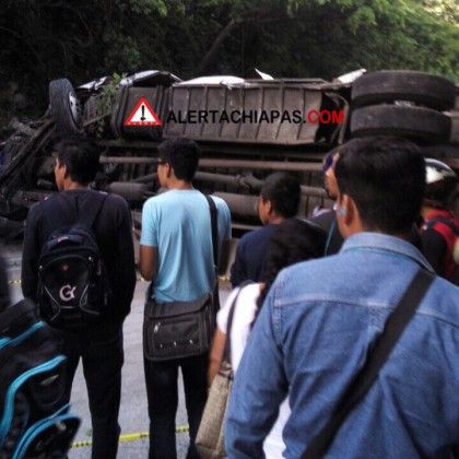 Autobús vuelca en Chiapas y deja casi 60 heridos - b12