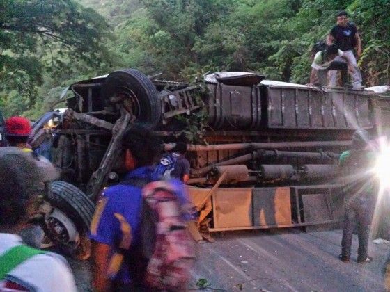 Autobús vuelca en Chiapas y deja casi 60 heridos - b14