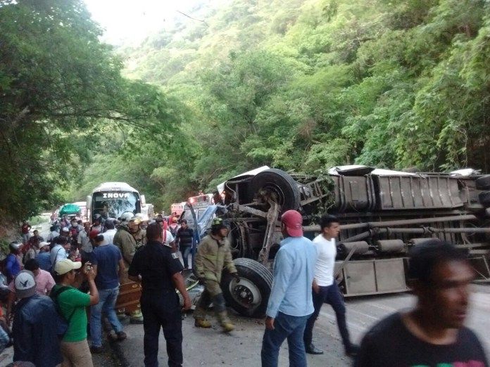Autobús vuelca en Chiapas y deja casi 60 heridos - b15