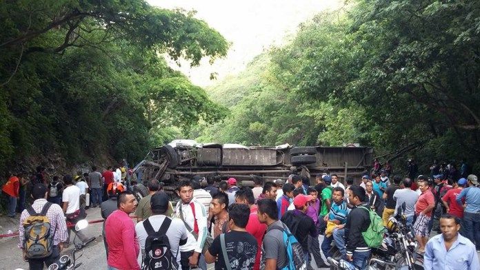 Autobús vuelca en Chiapas y deja casi 60 heridos