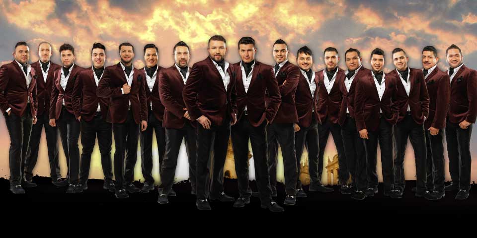 Balean camión de Banda El Recodo en Michoacán