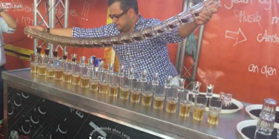 #Viral. Barman sirve 17 tragos al mismo tiempo #Viral. Barman sirve 17 tragos al mismo tiempo