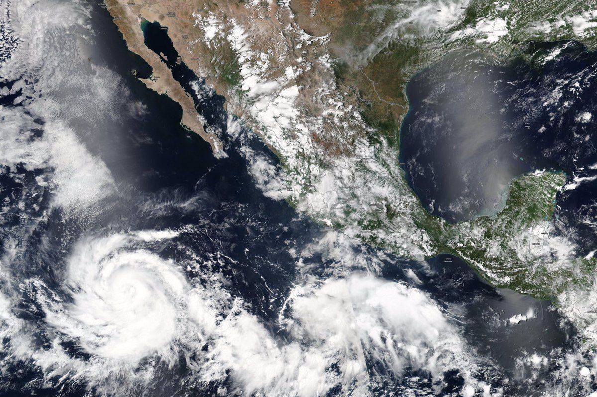 Huracán Blas alcanza la categoría 3