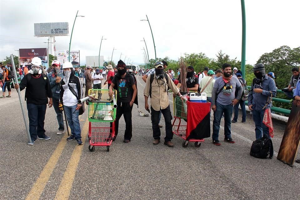 CNTE liberó acceso al Aeropuerto Ángel Gabino Corzo - bloqueo-aeropuerto-angel-gabino-corzo-tuxtla